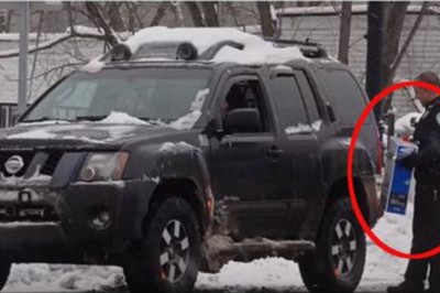 Gdy policjant zatrzymywał ich do kontroli byli wściekli! Zobacz teraz co wręczał im zamiast mandatów!