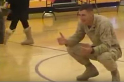 Gdy wylatywał na misje jego syn jeździł na wózku! Jak witał go po powrocie koledzy z wojska stali zaskoczeni!