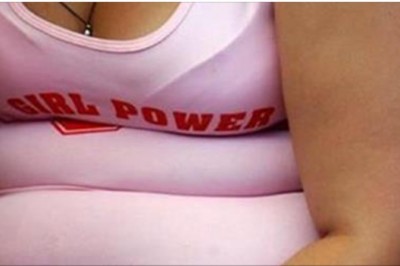 Gdy zobaczył kto siada obok w samolocie był zniesmaczony! Godzinę później nienawidzi sam siebie!