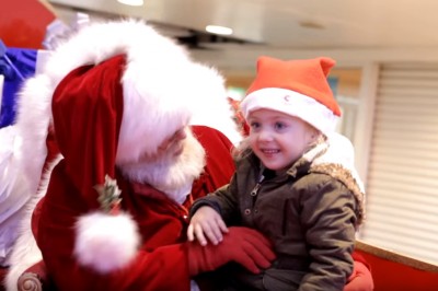 Głuchoniema dziewczynka siadła na kolanach Mikołaja! Jego pytanie wywołało niesamowitą reakcję!