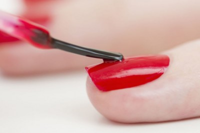 Jak pomalować paznokcie bez ubrudzenia lakierem skóry - genialny i prosty sposób! 