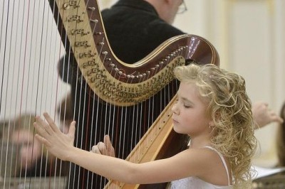 Jej talent mnie powalił! 9 latka grająca na harfie przyćmiewa całą orkiestrę!