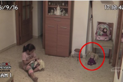 Kamera nagrywa bawiącą się dziewczynkę! To co dzieje się z jej lalką w 30 sekundzie przyprawia o dreszcz!