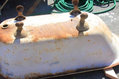 Kazała mu wywalić tą starą zardzewiałą wannę! Zamiast tego przeciął ją na pół i stworzył coś pięknego!