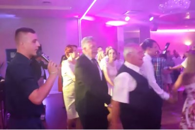 Kelner zaskoczył wszystkich gości na weselu! Zaczął śpiewać identycznie jak Zenek Martyniuk!