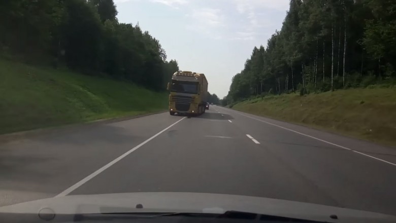 Kierowca zasnął za kółkiem! Ocknął się w ostatniej chwili, gdy leciał na czołówkę z ciężarówką!