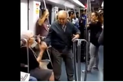 Kilku nastolatków zaczyna rapować w metrze! W pewnym momencie starszy pan wstaje i szokuje wszystkich!