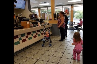 Klient w kolejce do McDonalda zauważa coś zaskakującego i szybko robi zdjęcie! Policjant i samotna matka...