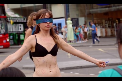 Kobieta zaczęła rozbierać się w centrum Londynu. Zaszokowała przechodniów swoim pokazem.