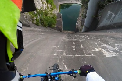 Koleś zjechał rowerem pionowo w dół z 60 metrowej tamy.