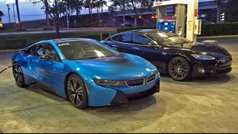 Konkretny pokaz mocy "elektryka"! Starcie Tesla P85D vs BMW i8!