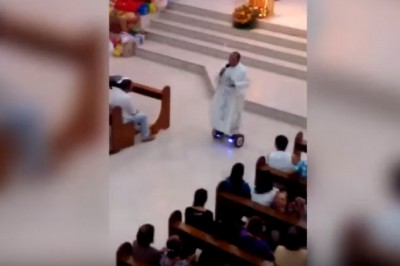 Ksiądz prowadzący mszę na elektrycznej deskorolce?! Postęp czy robienie cyrku? 