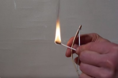 Ludzie to mają pomysły! Zobacz jak zrobić miniaturowy łuk strzelający płonącymi strzałami! 