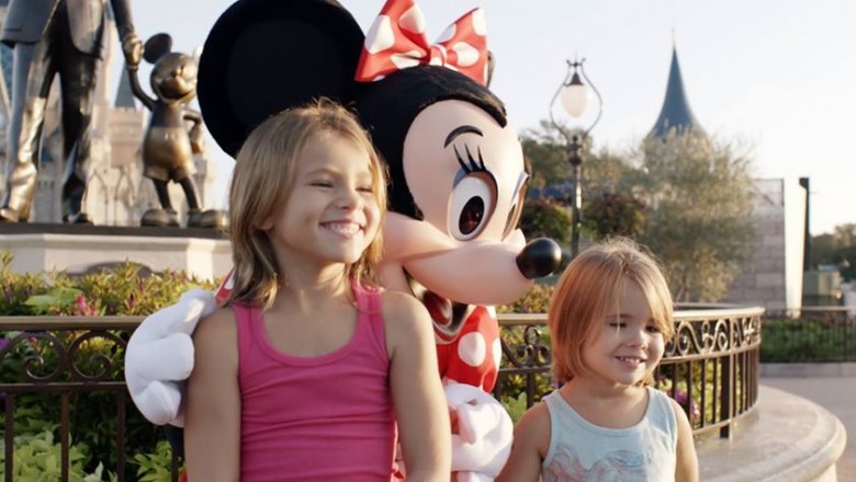Magia w Disneylandzie! Głuchoniema dziewczynka przeżyła niesamowite chwile na spotkaniu z Myszką Minnie!