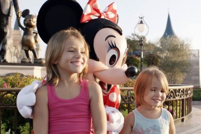 Magia w Disneylandzie! Głuchoniema dziewczynka przeżyła niesamowite chwile na spotkaniu z Myszką Minnie! 