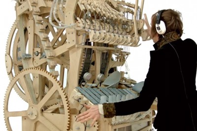 Majsterkowanie poziom mistrz! Koleś zbudował grającą maszynę napędzaną dwoma tysiącami kulek!