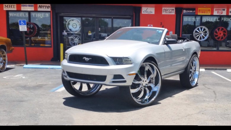 Mają rozmach skubańce! Tak się prezentuje Mustang na 32 calowych felgach!