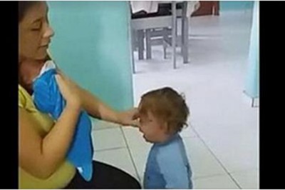 Mama myśli, że dwulatek płacze z zazdrości o brata! Wtedy spogląda na niemowlaka i wszystko rozumie! 