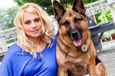 Mama pozuje ze swoim psem! Zaczekaj aż zobaczysz co trzyma w swojej prawej ręce! 