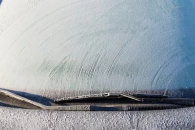 Masz dość skrobania zamarzniętych szyb? Zmieszaj te dwa składniki, spryskaj i patrz jak lód znika z szyb!