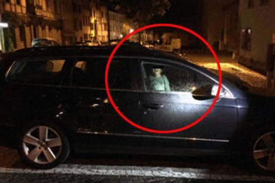 Matka zostawia małe dziecko w samochodzie, żeby wypić drinka z kolegą w barze! Nie uwierzysz w jej tłumaczenie!