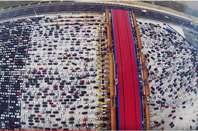 Mega korek na autostradzie w Chinach. 42 rzędy aut czekające na wjazd. Masakra!