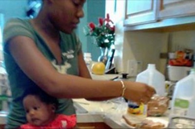 Musiała zostawić dziecko pod opieką siostrzenicy! Gdy dostała zdjęcie jak się nią zajmuje - była w szoku!