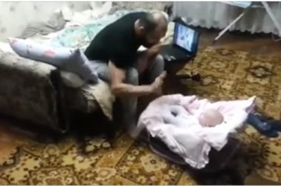 Mężczyzna w zabawia za mocno uderza kołyskę z dzieckiem! Teraz zobacz co zrobił ten kot!