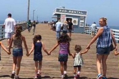 Młoda mam pozuje do zdjęcia ze swoimi 6 małymi córeczkami! Teraz zobacz je gdy się odwróciły!