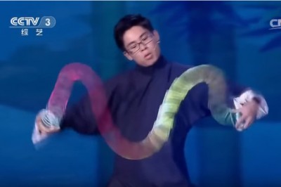 Nadzwyczajny występ z kolorową sprzężną! Koleś czaruje jak cholerny Harry Potter!