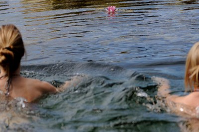 Nagie kobiety kąpały się w stawie farmera! To co usłyszały gdy je przyłapał zupełnie je zaskoczyło! 