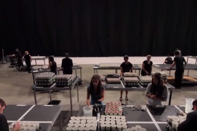 Napełnił po kolei 66 tysięcy kubków wodą. Gdy kamera uchwyciła całość, zamurowało mnie! 