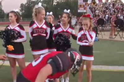 Nastolatka walcząca z rakiem zalała się łzami gdy cała drużyna piłkarska zrobiła TEN gest! Bohaterowie!