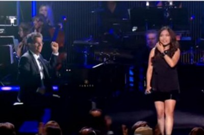 Nawet pianista w pewnym momencie był zaskoczony! Głos tej dziewczyny to prawdziwy skarb! 