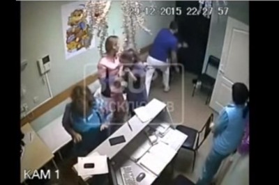 Nie ma takiego obmacywania! Lekarz na oddziale ratunkowym nokautuje dwóch typów!