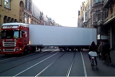 Nie mam pojęcia jak on to zrobił!! Kierowca ciężarówki wjeżdża w bardzo ciasne przejście!
