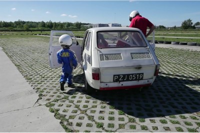 Nie mogli uwierzyć, że ma zaledwie 4 latka! Niesamowite rajdowe zdolności Maluszka w Maluchu!
