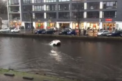 Niesamowita akcja zwykłych przechodniów! Czterech mężczyzn ratuje kobietę z dzieckiem z tonącego auta!