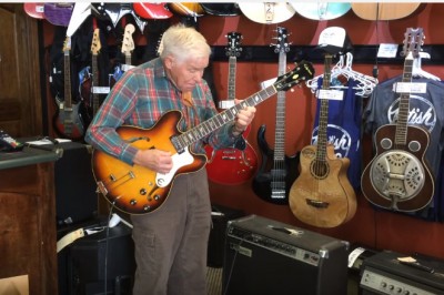 Niesamowity popis 80 latka w sklepie z gitarami! Facet ma wrodzony talent!