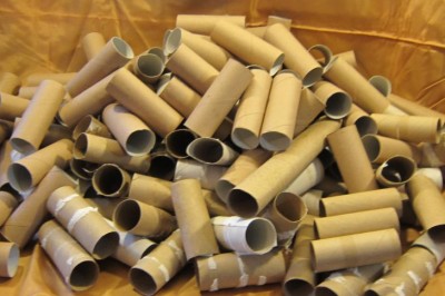 Nigdy więcej nie wyrzucisz rolki po papierze toaletowym! Zobacz 10 pomysłów jak ją wykorzystać! 