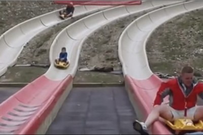 Nikt mu nie powiedział jak hamować! Dziadek odwalił konkretny numer na zjeżdżalni!