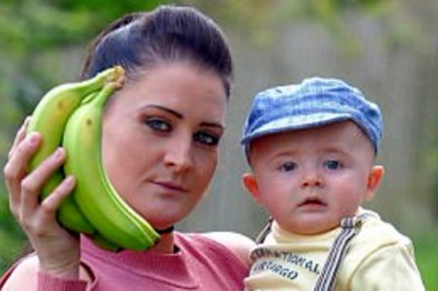 Obierała zwykłego banana gdy na jej ręce pojawiło się nagle pełno małych pająków! Musiała uciekać! 