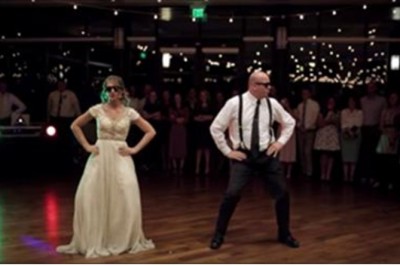 Ojciec prowadzi córkę do pierwszego tańca! Gdy zrzucił marynarkę i założył czarne okulary...zaniemówiłam!