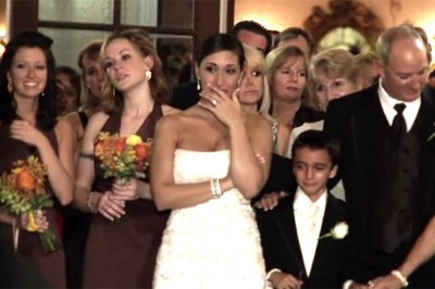 Pan młody wykonał specjalny taniec ze swoją mamą. Panna młoda nie mogła powstrzymać łez.