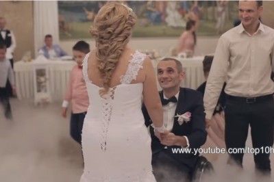 Panna młoda miała łzy w oczach gdy próbował wstać z wózka podczas ich pierwszego tańca! 