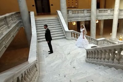 Panna młoda podeszła do przyszłego męża w dzień ich ślubu! Zobacz co się stało gdy się odwrócił! 