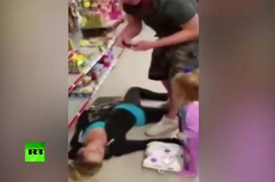 Para nagrywa nieprzytomną matkę i jej córeczkę w sklepie! Zamiast pomóc tylko nagrywają i komentują! 