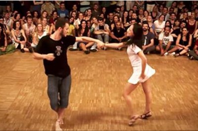 Para wychodzi na parkiet i zaskakuje wszystkich nietypowym tańcem! Całą publiczność oszalała! 