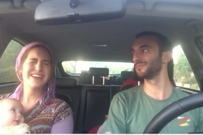 Para zaczyna śpiewać jadąc autem! Teraz zobacz niesamowitą reakcję ich dziecka!