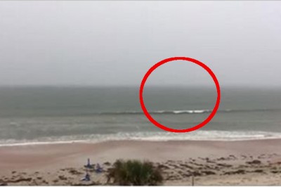 Patrz dokładnie na fale! Po kilku sekundach zobaczysz coś co sprawi, że podskoczysz na fotelu! 